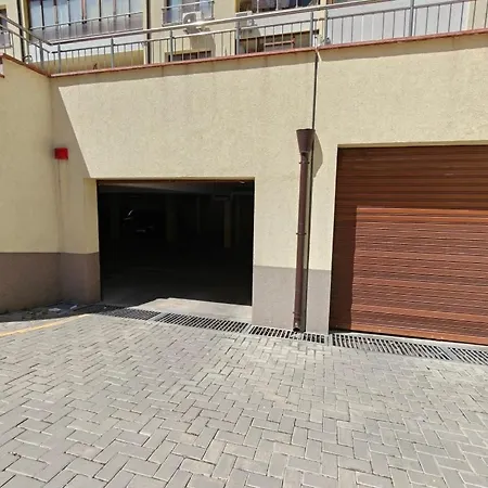 Saharov Fa - Spacious With A Parking Spot Апартамент