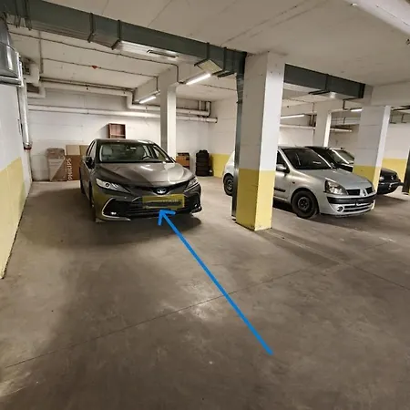 Saharov Fa - Spacious With A Parking Spot Апартамент